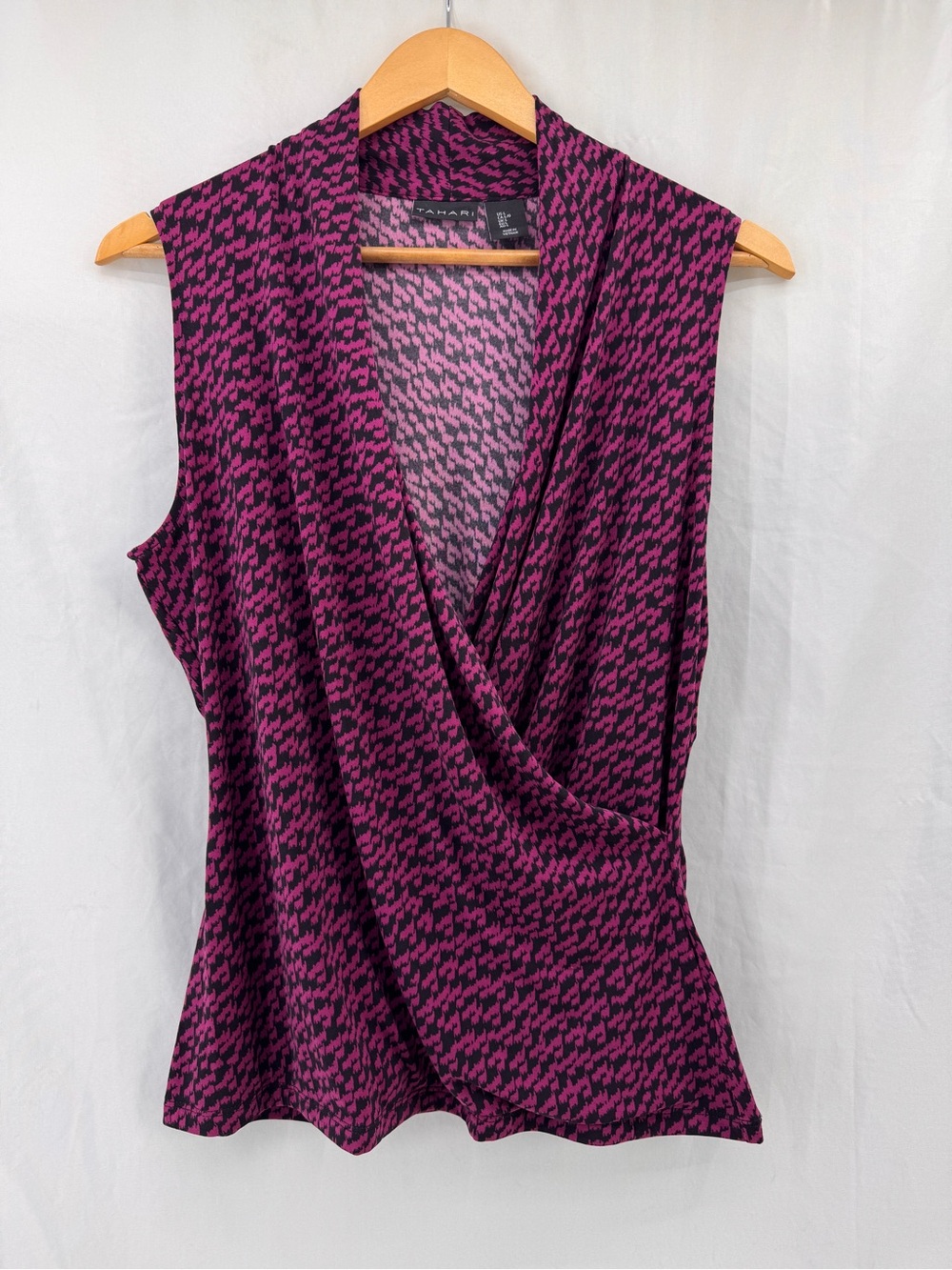 Tahari Sleeveless Faux Wrap Blouse Magenta & Black Abstract Geometric Print US:L